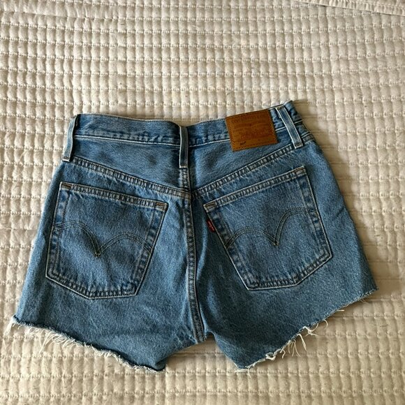 Levi's 501 Shorts - Picture 2 of 4